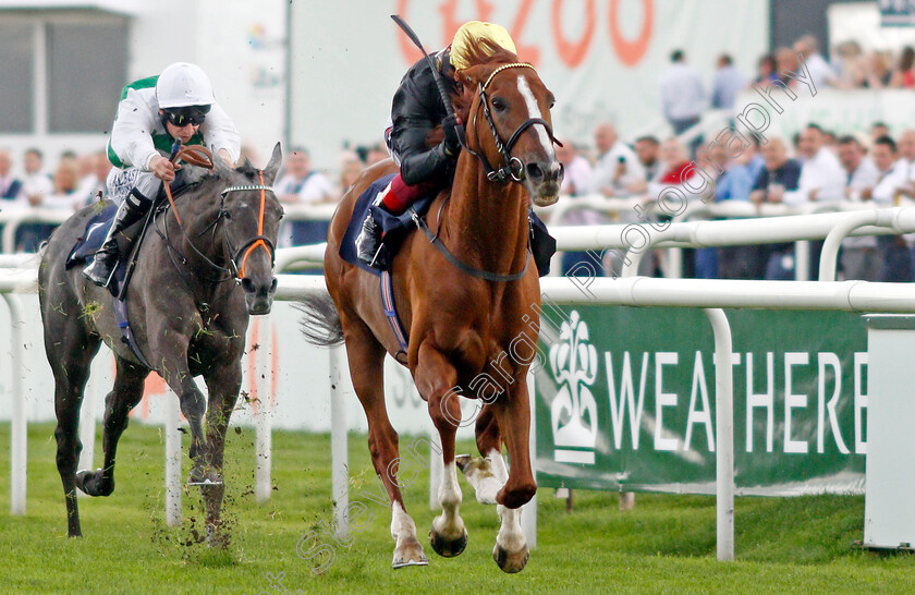 Stradivarius-0004 
 STRADIVARIUS (Frankie Dettori) beats ALERTA ROJA (left) in The Doncaster Cup
Doncaster 10 Sep 2021 - Pic Steven Cargill / Racingfotos.com