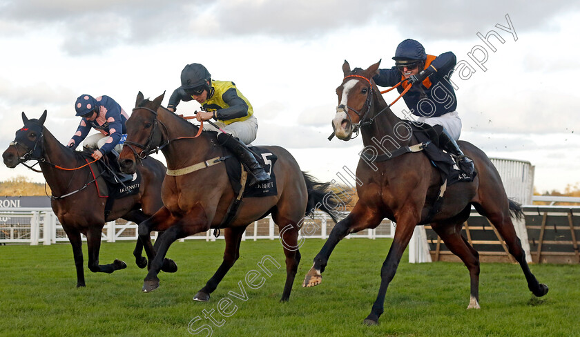 Aucunrisque-0004 
 AUCUNRISQUE (centre, Freddie Gordon) beats MIRABAD (right) and ALNILAM (left) in The LK Bennett Autumn Collection Handicap Hurdle
Ascot 22 Nov 2024 - Pic Steven Cargill / Racingfotos.com