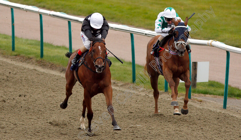 Wilbury-Twist-0004 
 WILBURY TWIST (Andrea Atzeni) beats SONNET ROSE (right) in The Racing Welfare Fillies Handicap
Lingfield 4 Oct 2018 - Pic Steven Cargill / Racingfotos.com