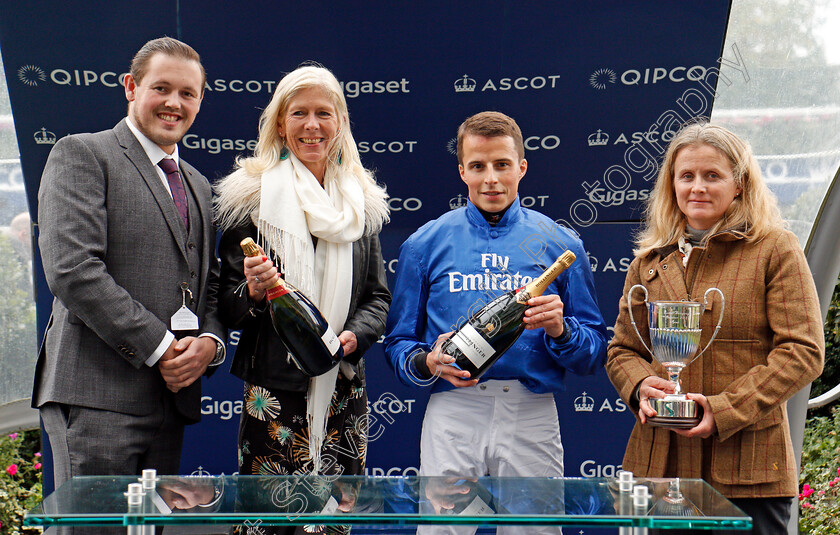 Blue-Point-0010 
 Presentation for The John Guest Bengough Stakes Ascot 7 Oct 2017 - Pic Steven Cargill / Racingfotos.com