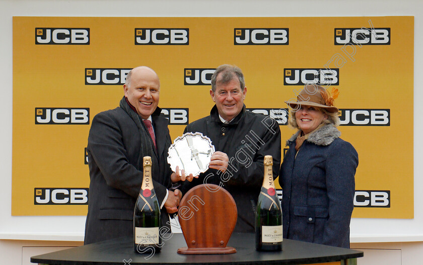 Apple s-Shakira-0006 
 Presentation for The JCB Triumph Trial Juvenile Hurdle Cheltenham 18 Nov 2017 - Pic Steven Cargill / Racingfotos.com