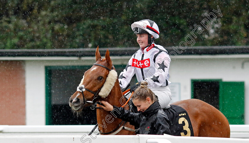 Look-Back-Smiling-0001 
 LOOK BACK SMILING (Mia Nicholls)
Nottingham 11 Oct 2023 - Pic Steven Cargill / Racingfotos.com