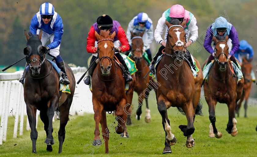 Okeechobee-0001 
 OKEECHOBEE (right, Ryan Moore) beats DESERT HERO (centre) and ISRAR (left) in The bet365 Gordon Richards Stakes
Sandown 26 Apr 2024 - Pic Steven Cargill / Racingfotos.com