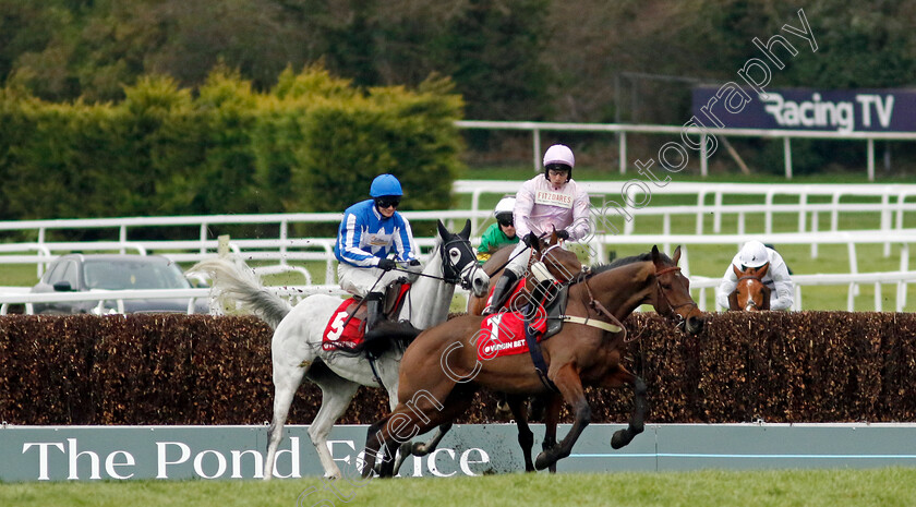 Harper s-Brook-0002 
 loose horse jumps across winner HARPER'S BROOK (pink, Ben Jones) and SACRE COEUR (blue, Tristan Durrell) at the 3rd last in The Virgin Bet Every Saturday Money Back Handicap Chase
Sandown 3 Feb 2024 - Pic Steven Cargill / Racingfotos.com