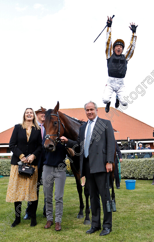 Highgarden-0006 
 Frankie Dettori leaps from HIGHGARDEN after the Princess Royal Nayef Stakes with owners Hugo Lascelles and Mrs Philipson
Newmarket 28 Sep 2018 - Pic Steven Cargill / Racingfotos.com