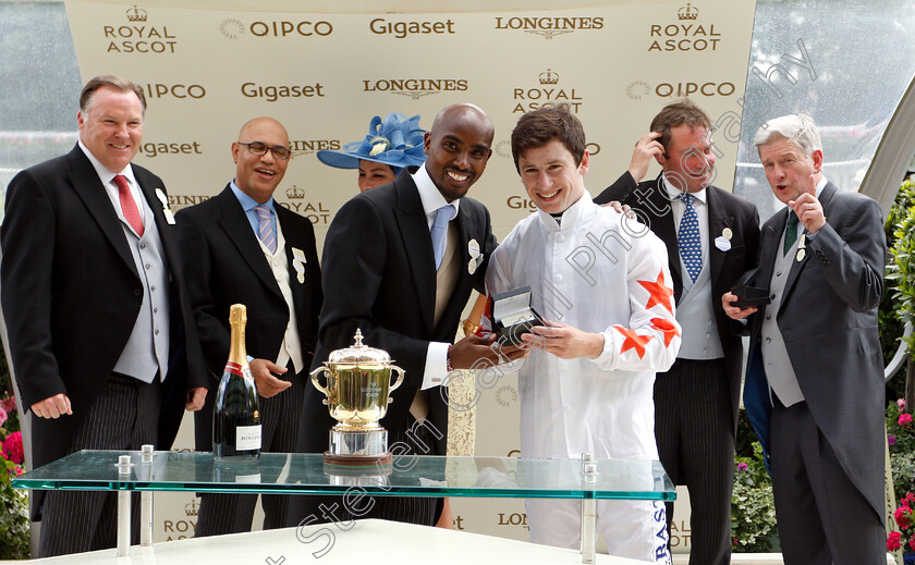 Signora-Cabello-0013 
 Presentation by Sir Mo Farah to Oisin Murphy for The Queen Mary Stakes won by SIGNORA CABELLO
Royal Ascot 20 Jun 2018 - Pic Steven Cargill / Racingfotos.com