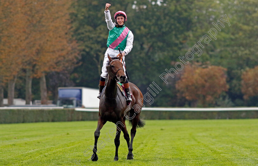 Bluestocking-0019 
 BLUESTOCKING (Rossa Ryan) winner of The Qatar Prix de l'Arc de Triomphe 
Longchamp 6 Oct 2024 - Pic Steven Cargill / Racingfotos.com