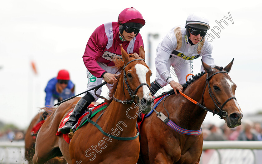 El-Astronaute-0005 
 EL ASTRONAUTE (left, Jason Hart) beats DARK SHOT (right) in The Betfred Supports Jack Berry House Handicap York 17 May 2018 - Pic Steven Cargill / Racingfotos.com