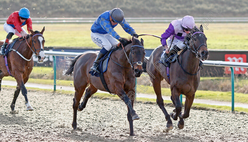 Obsidian-Knight-0004 
 OBSIDIAN KNIGHT (left, Jim Crowley) beats NEEDLE LACE (right) in The Betway Novice Stakes
Lingfield 5 Feb 2022 - Pic Steven Cargill / Racingfotos.com