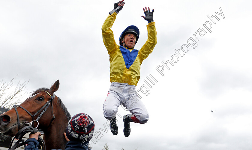 Dubai-Warrior-0015 
 Frankie Dettori leaps from DUBAI WARRIOR after The Betway Winter Derby 
Lingfield 22 Feb 2020 - Pic Steven Cargill / Racingfotos.com