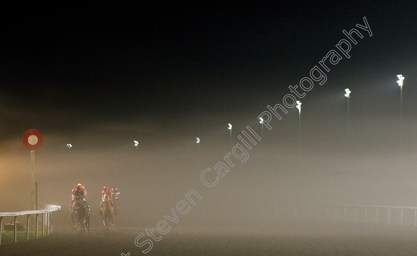 Kempton-0002 
 First race of the evening, a circuit to go in the mist 
Kempton 16 Dec 2022 - pic Steven Cargill / Racingfotos.com