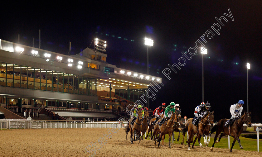 Wolverhampton-0002 
 Horses racing away from the stand at Wolverhampton 4 Jan 2018 - Pic Steven Cargill / Racingfotos.com