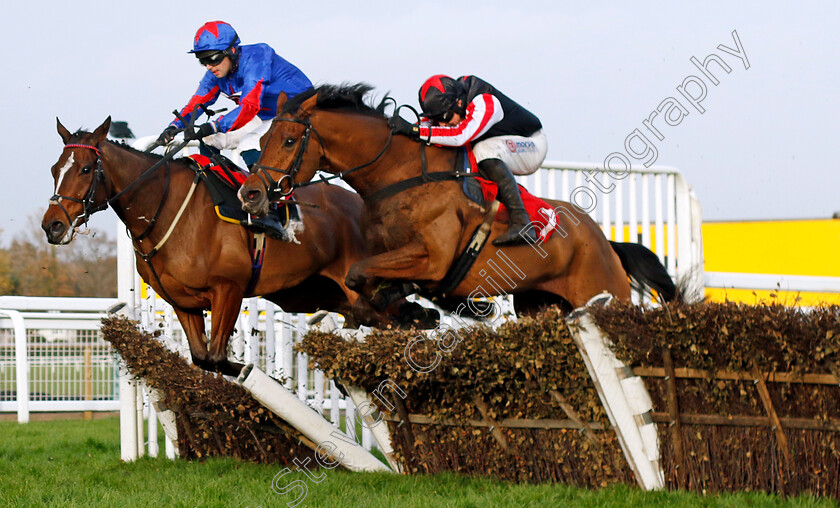 Deafening-Silence-0002 
 DEAFENING SILENCE (right, Harry Skelton) beats JOSH THE BOSS (left) in The Betfair Beacons Winter Novices Hurdle
Sandown 8 Dec 2023 - pic Steven Cargill / Racingfotos.com