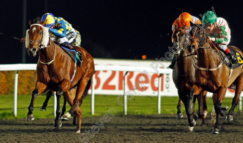 Loveatfirstsight-0001 
 LOVEATFIRSTSIGHT (left, Daniel Muscutt) beats BINKY BLUE (right) in The 32Red Handicap Kempton 8 Nov 2017 - Pic Steven Cargill / Racingfotos.com