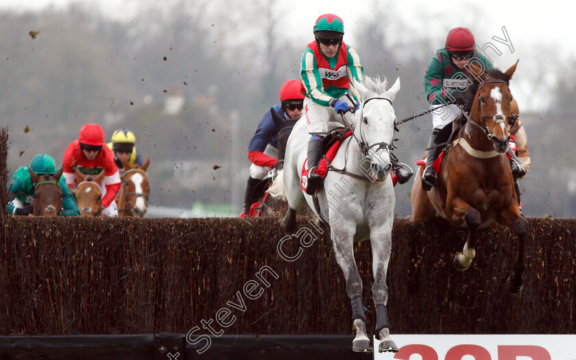 Glen-Forsa-0001 
 GLEN FORSA (right, Jonathan Burke) beats WARTHOG (centre) in The 32red.com Novices Handicap Chase
Kempton 26 Dec 2018 - Pic Steven Cargill / Racingfotos.com