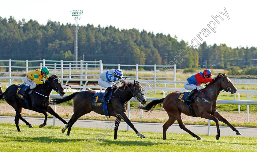 King-Of-Ten-0003 
 KING OF TEN (Elione Chaves) beats STAMFORD STREET (centre) in The Appel Au Maitre Svealandlopning
Bro Park, Sweden 17 Sep 2023 - Pic Steven Cargill / Racingfotos.com