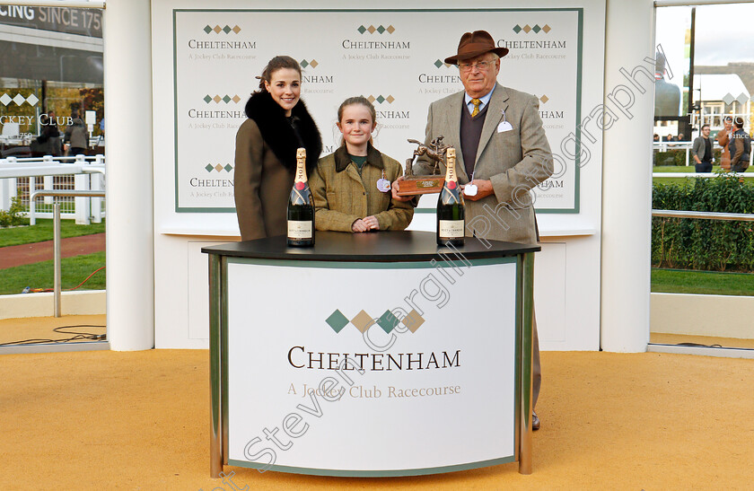 Calett-Mad-0006 
 Presentation for The Junior Jumpers Novices Hurdle Cheltenham 28 oct 2017 - Pic Steven Cargill / Racingfotos.com