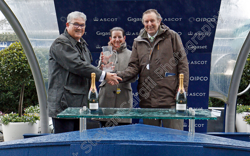 Jenkins-0011 
 Presentation for The Ascot Spring Garden Show Holloways Handicap Hurdle Ascot 20 Jan 2018 - Pic Steven Cargill / Racingfotos.com