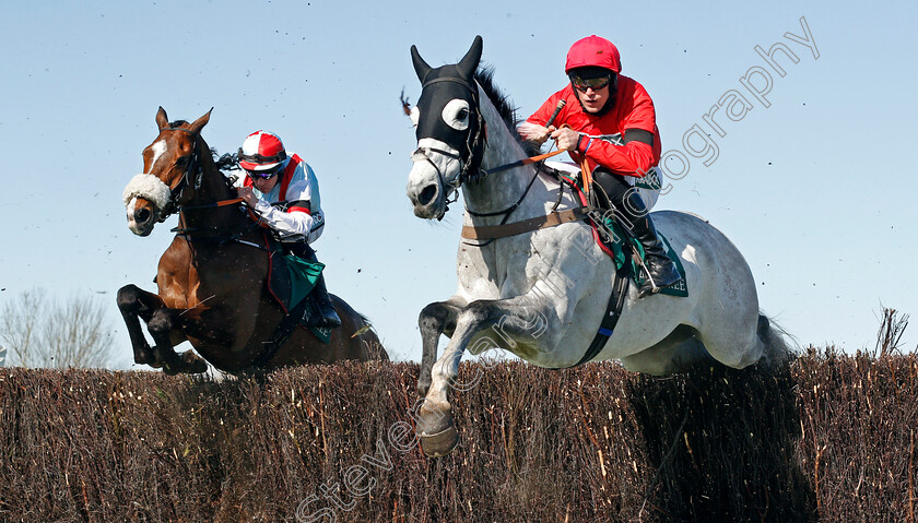 Duc-Des-Genievres-and-Itchy-Feet-0001 
 DUC DES GENIEVRES (right, Lorcan Williams) with ITCHY FEET (left, Gavin Sheehan)
Aintree 9 Apr 2021 - Pic Steven Cargill / Racingfotos.com