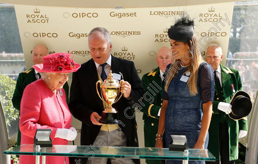 Stradivarius-0022 
 Presentation by The Queen to Bjorn Nielsen after The Gold Cup
Royal Ascot 21 Jun 2018 - Pic Steven Cargill / Racingfotos.com