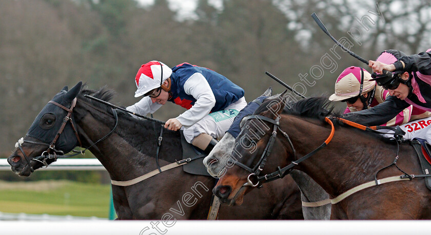 Luna-Magic-0005 
 LUNA MAGIC (left, Simon Pearce) beats LIVING LEADER (right) in The Play Starburst Slot At sunbets.co.uk/vegas Handicap Div2 Lingfield 30 Dec 2017 - Pic Steven Cargill / Racingfotos.com