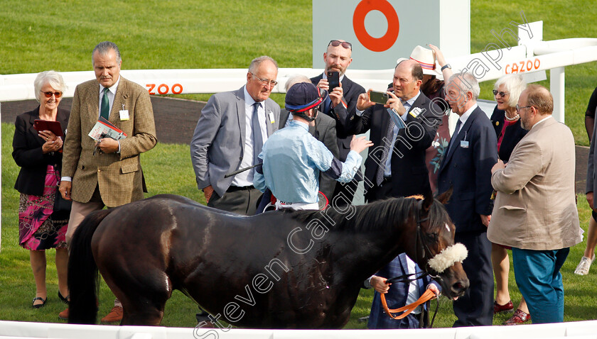 Title-0012 
 David Egan talks to members of Highclere Thoroughbred Racing after The Hippo Pro 3 Handicap won by TITLE
Doncaster 11 Sep 2021 - Pic Steven Cargill / Racingfotos.com