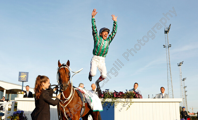 Takeko-0001 
 Frankie Dettori leaps from TAKEKO after The Lanwades Stud Stakes
Bro Park, Sweden 17 Sep 2023 - Pic Steven Cargill / Racingfotos.com