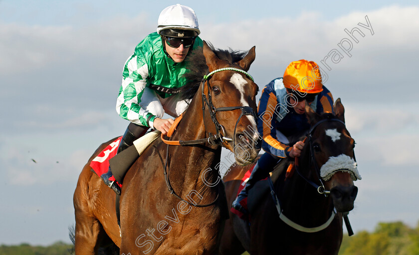 Roberto-Escobarr-0002 
 ROBERTO ESCOBARR (left, Richard Kingscote) beats NATE THE GREAT (right) in The Racehorse Lotto Henry II Stakes
Sandown 25 May 2023 - Pic Steven Cargill / Racingfotos.com