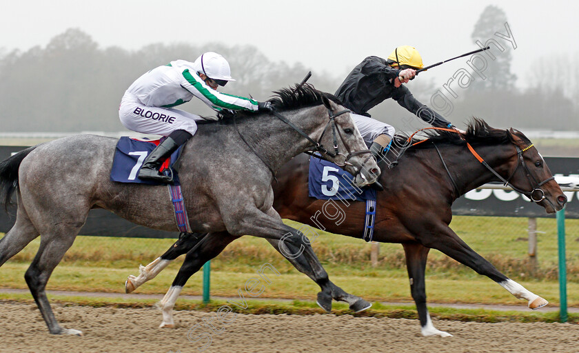 Three-Weeks-0005 
 THREE WEEKS (left, Martin Harley) beats BRIGHAM YOUNG (right) in The 32Red.com EBF Novice Stakes Div1 Lingfield 20 Dec 2017 - Pic Steven Cargill / Racingfotos.com