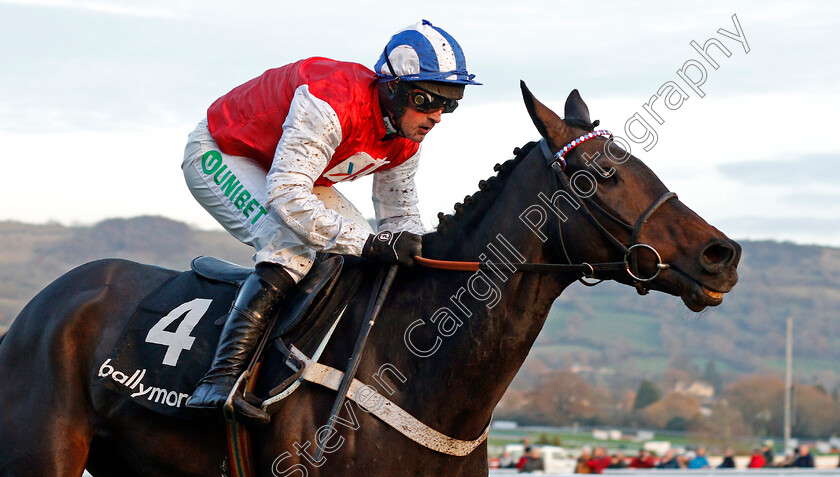 On-The-Blind-Side-0005 
 ON THE BLIND SIDE (Nico de Boinville) wins The Ballymore Novices Hurdle Cheltenham 17 Nov 2017 - Pic Steven Cargill / Racingfotos.com