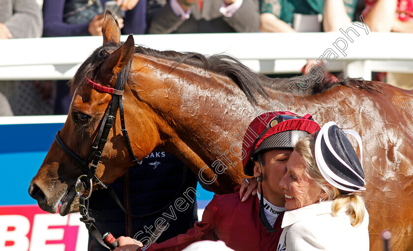 Soul-Sister-0017 
 SOUL SISTER (Frankie Dettori) with Lady Bamford after The Betfred Oaks 
Epsom 2 Jun 2023 - pic Steven Cargill / Racingfotos.com