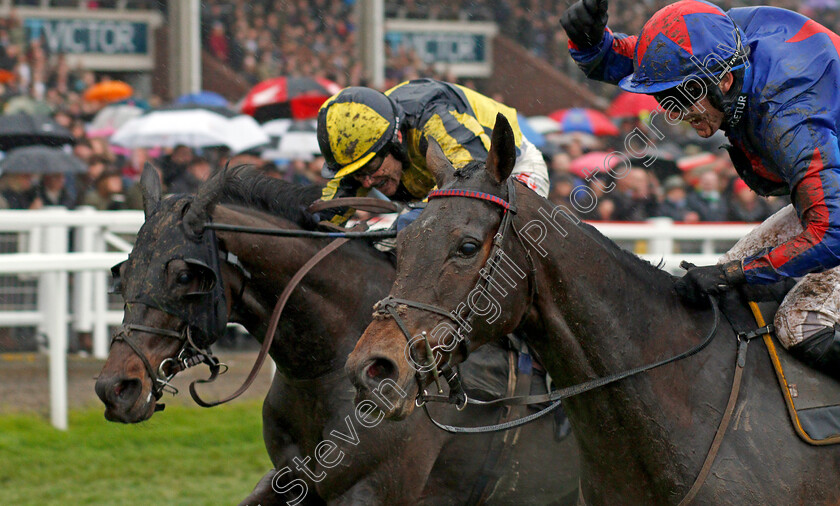 Splash-Of-Ginge-0010 
 SPLASH OF GINGE (right, Tom Bellamy) beats STARCHITECT (left) in The BetVictor Gold Cup Cheltenham 18 Nov 2017 - Pic Steven Cargill / Racingfotos.com