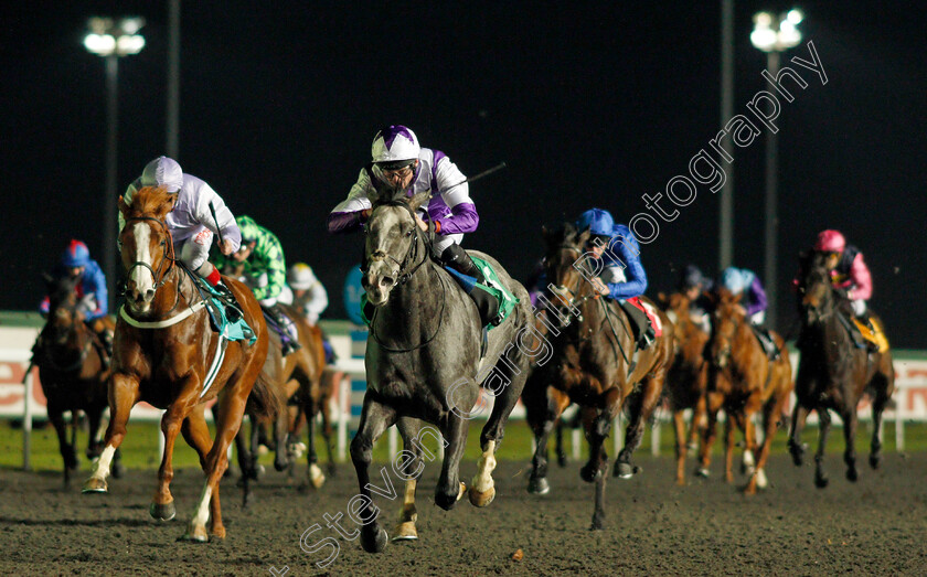 Glencadam-Master-0002 
 GLENCADAM MASTER (Robert Havlin) beats TUM TUM (left) in The 32Red On The App Store Novice Stakes Div1 Kempton 20 Dec 2017 - Pic Steven Cargill / Racingfotos.com