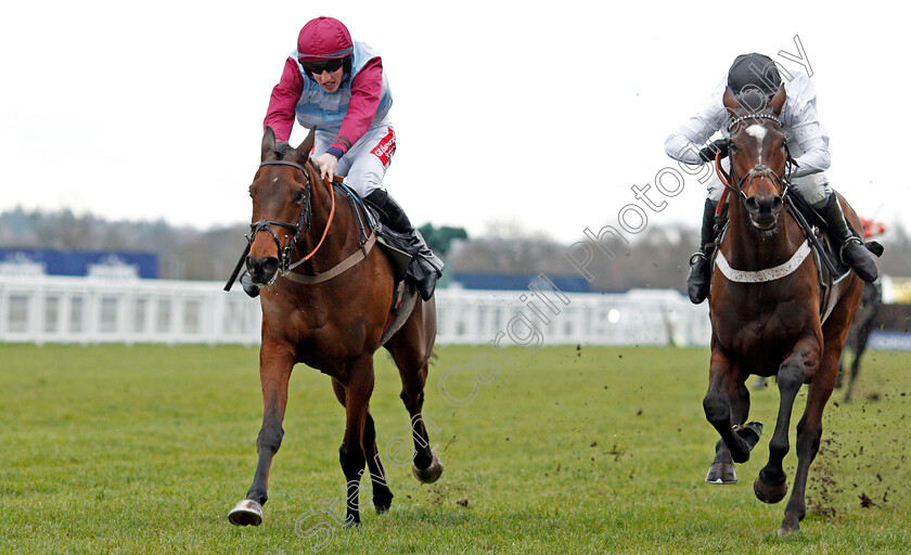 Clondaw-Native-0004 
 CLONDAW NATIVE (Ciaran Gethings) beats SETTIE HILL (right) in The Eventmasters.co.uk Maiden Hurdle Ascot 22 Dec 2017 - Pic Steven Cargill / Racingfotos.com