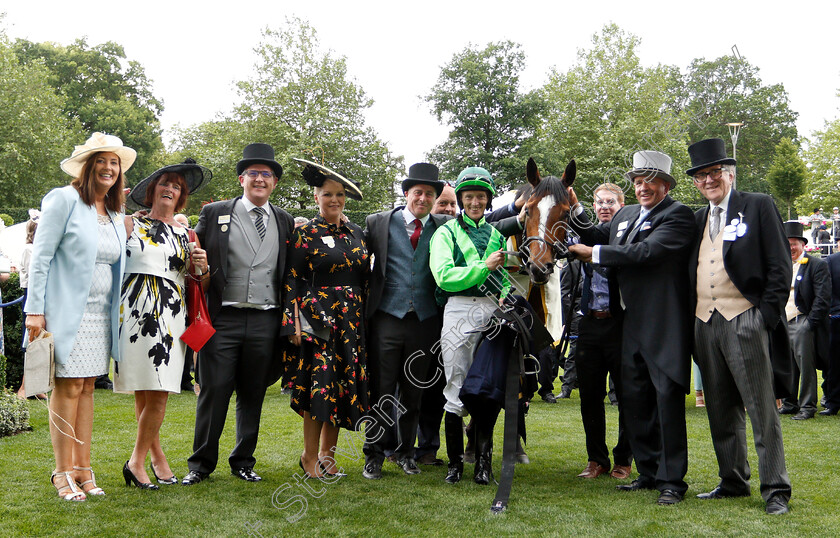 Settle-For-Bay-0008 
 SETTLE FOR BAY (Billy Lee) and owners after The Royal Hunt Cup
Royal Ascot 20 Jun 2018 - Pic Steven Cargill / Racingfotos.com