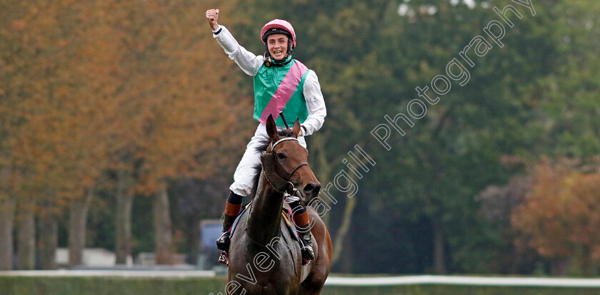 Bluestocking-0021 
 BLUESTOCKING (Rossa Ryan) winner of The Qatar Prix de l'Arc de Triomphe 
Longchamp 6 Oct 2024 - Pic Steven Cargill / Racingfotos.com