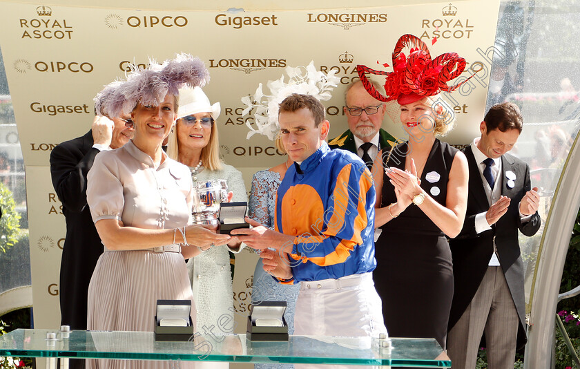 Magic-Wand-0016 
 Presentation by The Countess of Wessex to Ryan Moore for The Ribblesdale Stakes won by MAGIC WAND
Royal Ascot 21 Jun 2018 - Pic Steven Cargill / Racingfotos.com