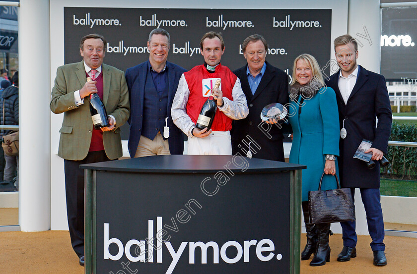 On-The-Blind-Side-0009 
 Presentation to Alan Spence, Nico de Boinville and Nicky Henderson for The Ballymore Novices Hurdle won by ON THE BLIND SIDE Cheltenham 17 Nov 2017 - Pic Steven Cargill / Racingfotos.com