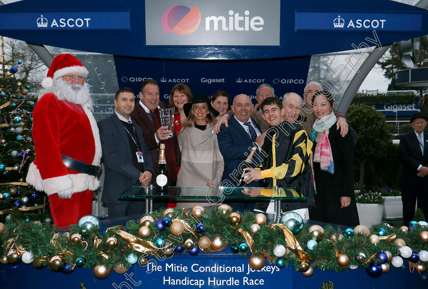 Golan-Fortune-0010 
 Presentation for The Mitie Conditional Jockeys Handicap Hurdle Ascot 22 Dec 2017 - Pic Steven Cargill / Racingfotos.com