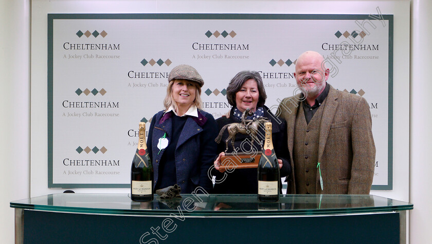 Red-Hot-Chilly-0005 
 Presentation for The Swanee River Supports Countryside Alliance Novices Handicap Hurdle won by RED HOT CHILLY
Cheltenham 16 Nov 2018 - Pic Steven Cargill / Racingfotos.com