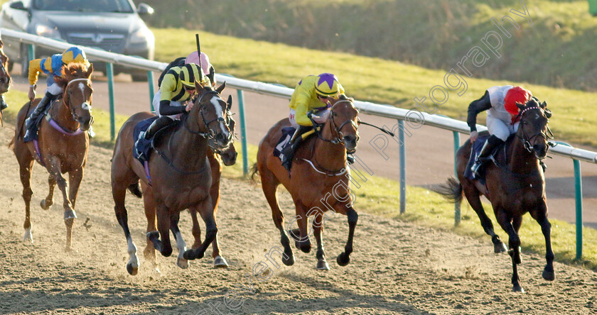 Al-Agaila-0007 
 AL AGAILA (left, James Doyle) beats MORGAN FAIRY (centre) and MAKINMEDOIT (right) in The Talksport Winter Oaks Fillies Handicap
Lingfield 21 Jan 2023 - Pic Steven Cargill / Racingfotos.com