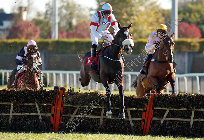 Itchy-Feet-0002 
 ITCHY FEET (Gavin Sheehan) wins The Matchbok Time To Move Over Novices Hurdle
Kempton 21 Oct 2018 - Pic Steven Cargill / Racingfotos.com