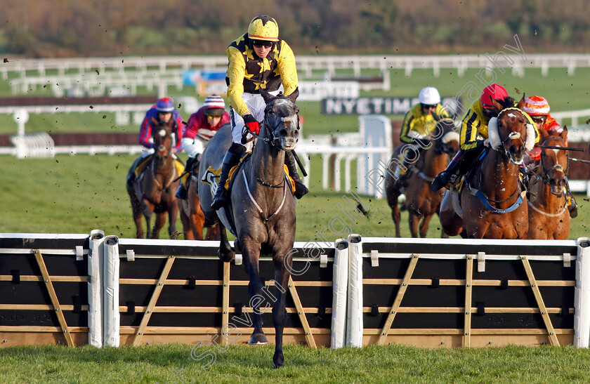 Total-Look-0002 
 TOTAL LOOK (Keith Donoghue)
Cheltenham 14 Dec 2024 - Pic Steven Cargill / Racingfotos.com