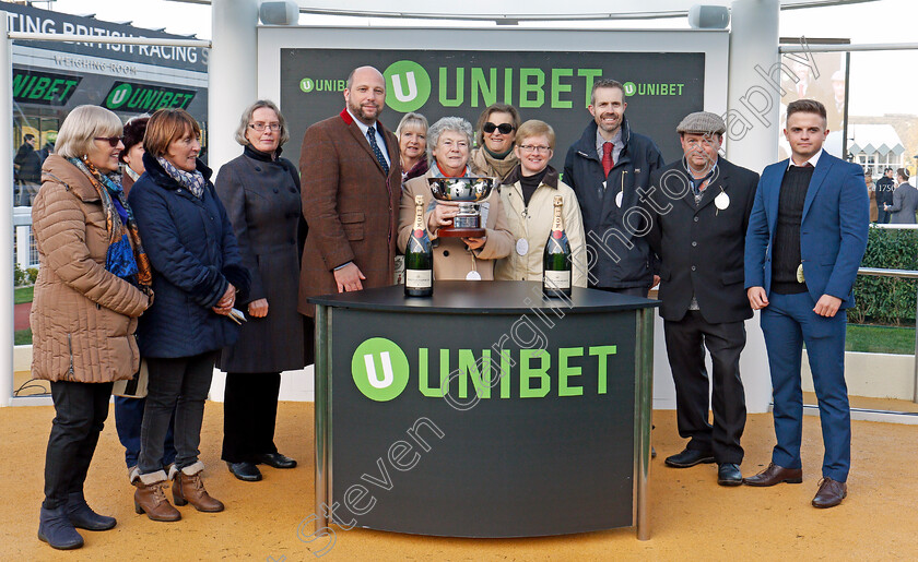 Elgin-0011 
 Presentation for The Greatwood Handicap Hurdle Cheltenham 19 Nov 2017 - Pic Steven Cargill / Racingfotos.com