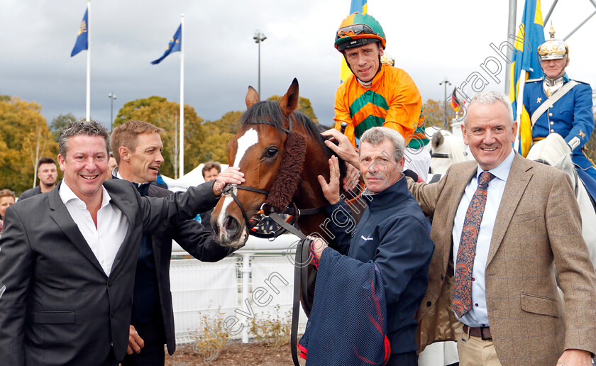 Old-News-0007 
 OLD NEWS (Shane Kelly) with Richard Hughes and owners after The Champagne Taittinger Svealandlopning
Bro Park, Sweden 22 Sep 2019 - Pic Steven Cargill / Racingfotos.com