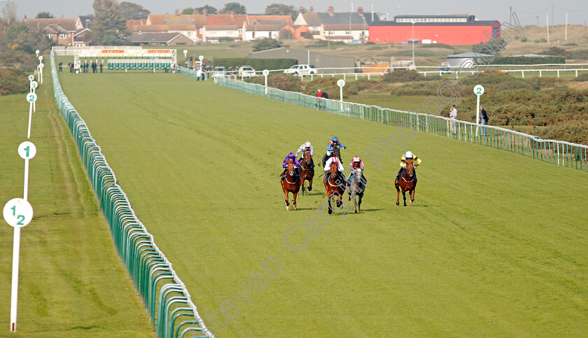 Foreseeable-Future-0001 
 FORSEEABLE FUTURE (Luke Morris) wins The British EBF Novice Stakes Yarmouth 16 Oct 2017 - Pic Steven Cargill / Racingfotos.com