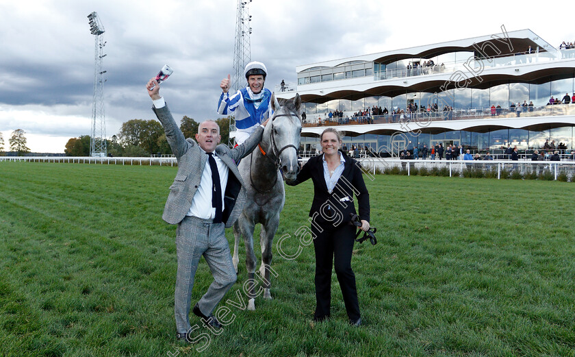 Thundering-Blue-0014 
 THUNDERING BLUE (Fran Berry) with owner Clive Washbourn after The Stockholm Cup International
Bro Park, Sweden 23 Sep 2018 - Pic Steven Cargill / Racingfotos.com