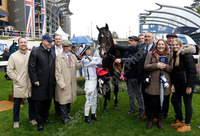 Raising-Sand-0011 
 RAISING SAND (Nicola Currie) with Jamie Osborne and owners after The Bet With Ascot Challenge Cup Handicap
Ascot 6 Oct 2018 - Pic Steven Cargill / Racingfotos.com