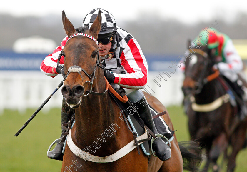 Colonial-Dreams-0004 
 COLONIAL DREAMS (Nico de Boinville) wins The ROA Racing Post Owners Jackpot Maiden Hurdle 25 Mar 2018 - Pic Steven Cargill / Racingfotos.com