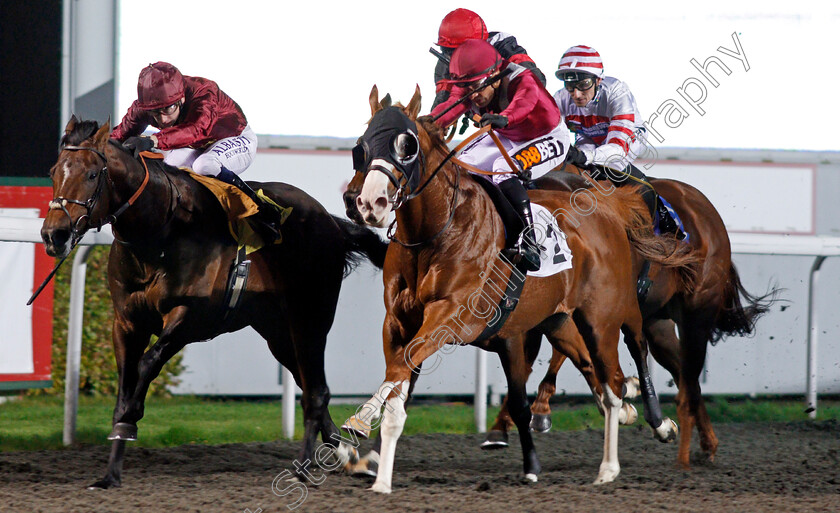 Solomon s-Bay-0003 
 SOLOMON'S BAY (right, Silvestre De Sousa) beats BLUE DE VEGA (left) in The ebfstallions.com Conditions Stakes Kempton 11 Oct 2017 - Pic Steven Cargill / Racingfotos.com